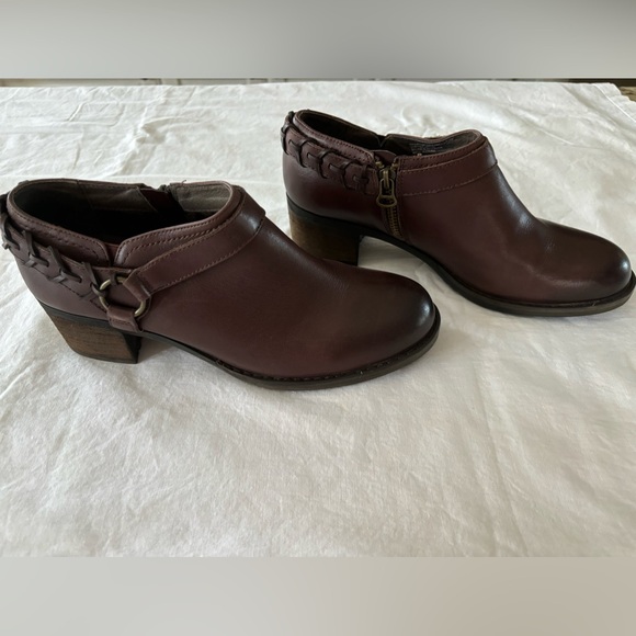 Tara M. Women size 8 1/2 leather shooties/ short booties - Picture 8 of 10